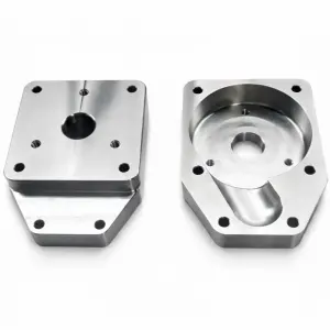 Zwei gefräste Deckel aus Aluminium für die Pharmaindustrie